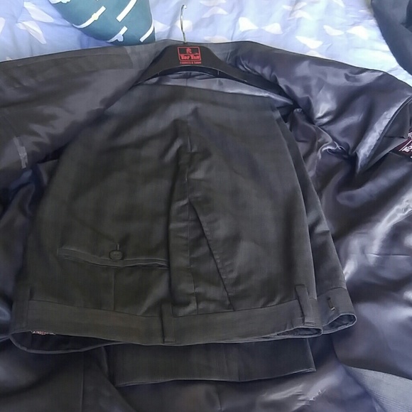 Suits - Picture 2 of 3