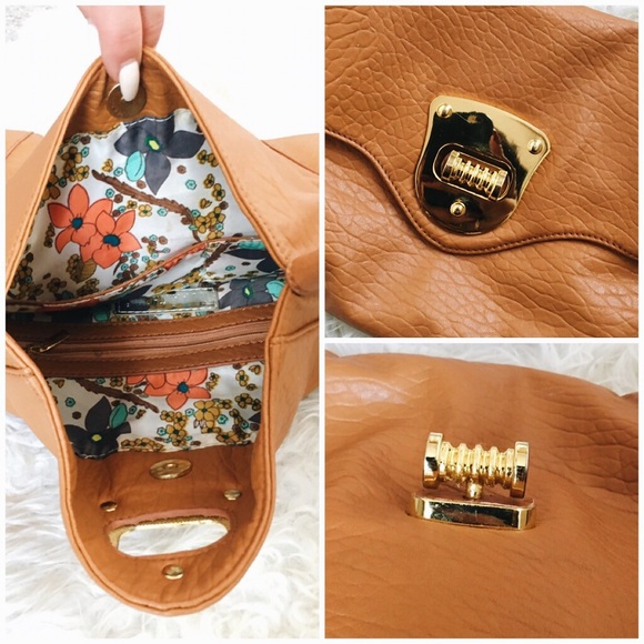 Sold | Chic Camel fold over Clutch ✨ - Picture 4 of 4