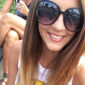 Meet your Posher, Alexis