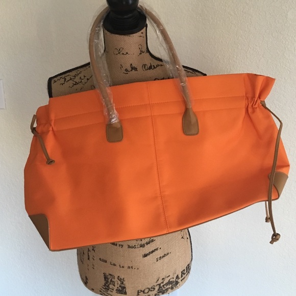 Handbags - Nice new shopping bag