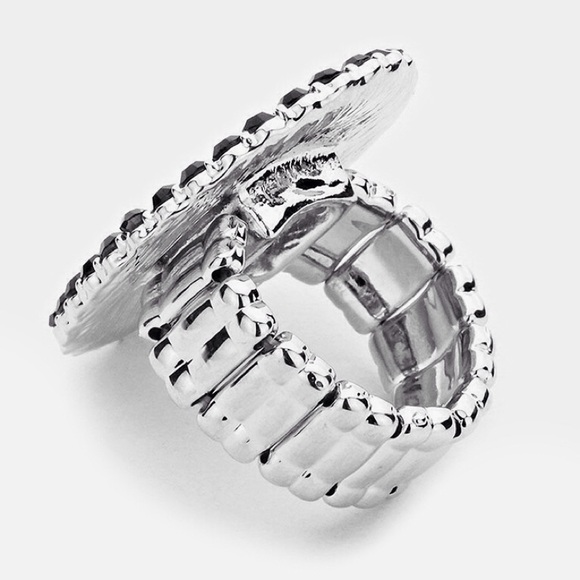 Crystal cut out cameo stretch ring. - Picture 2 of 2