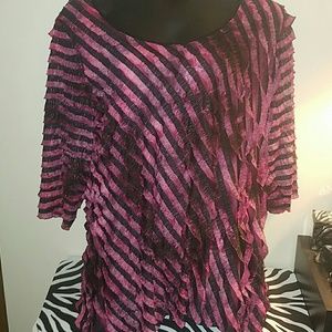 Optical illusion mauve n  black shirt