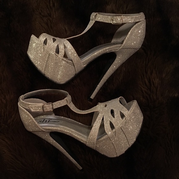 sparkly 😍 comfortable, brand new never worn!