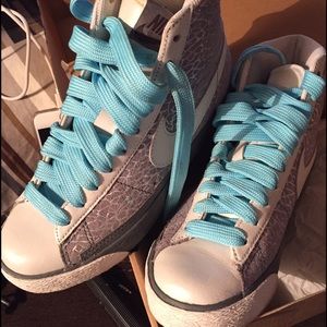 Nike sneakers size women's size 5 1/2