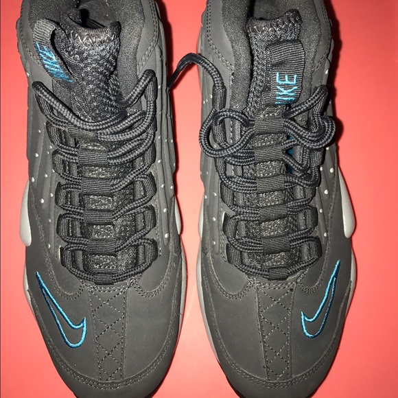 Nike sneaks. Bought, didn't like the style on md