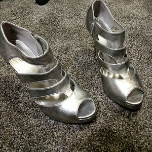 Silver heels -- Make me an offer