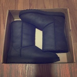 BLACK LEATHER CLASSIC UGGS