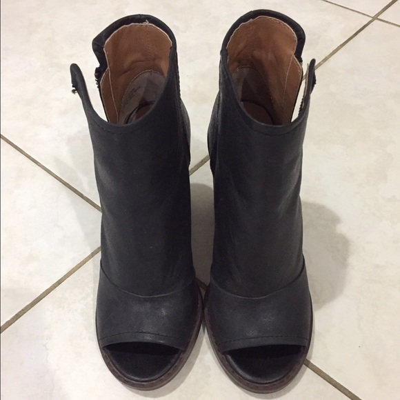 Kelsi Dagger Bushwick booties
