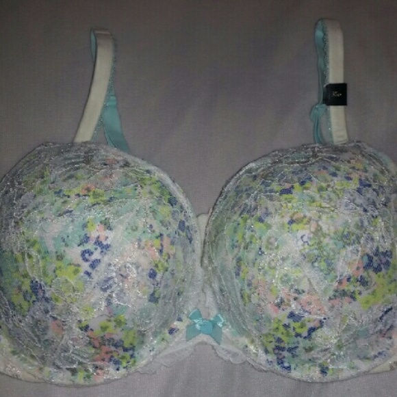 🛍SOLD 🛍NWT VS white floral lace bra size 38 D