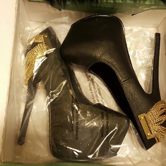Black pumps