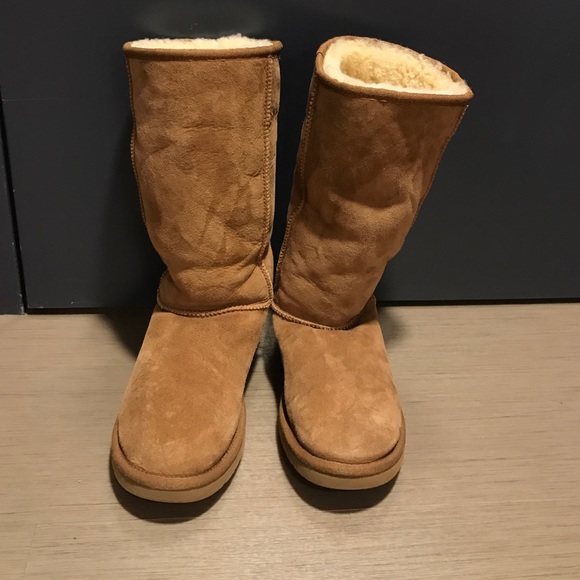 AUTHENTIC UGG AUSTRALIA TALL BOOTS