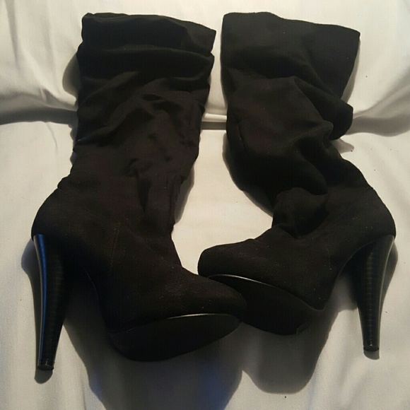 🎉$15.00 For 1 hour only🎉. Black Suede boots