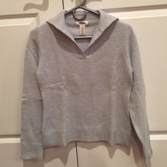 GAP light blue sweater