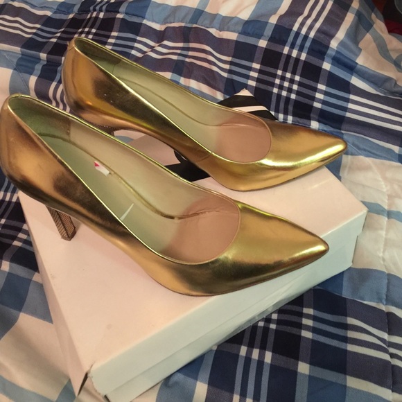 Gold pumps