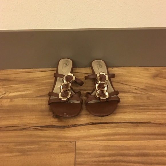 Brown sandals size 6 like new.
