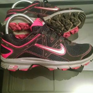 Pink Nike size 6 Alvord 9
