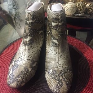 Zara snakeskin printed booties Size 6.5