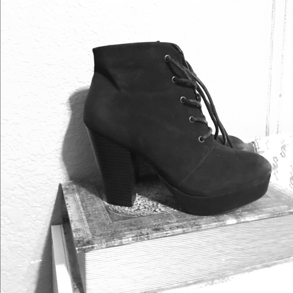 🚫 SOLD 🚫 Chunky Platform Lace-up Black Booties