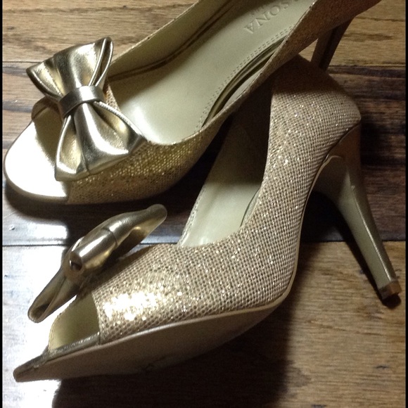 Versonna Shoes - NWOT / Party Heels