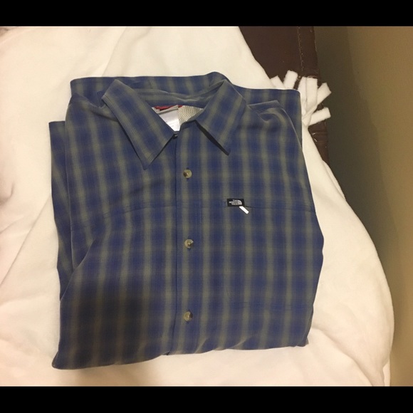 Men's North Face shirt