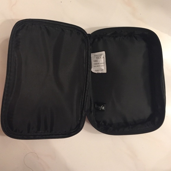 ✨SALE✨Benefit Makeup bag - Picture 2 of 2