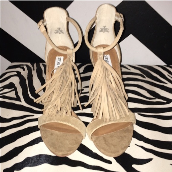 🆕 Taupe Fringe Sandals - Picture 7 of 8