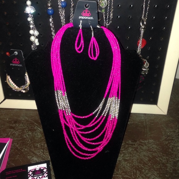 Paparazzi Jewelry Necklace with matching earrings