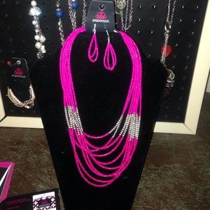 Paparazzi Jewelry Necklace with matching earrings