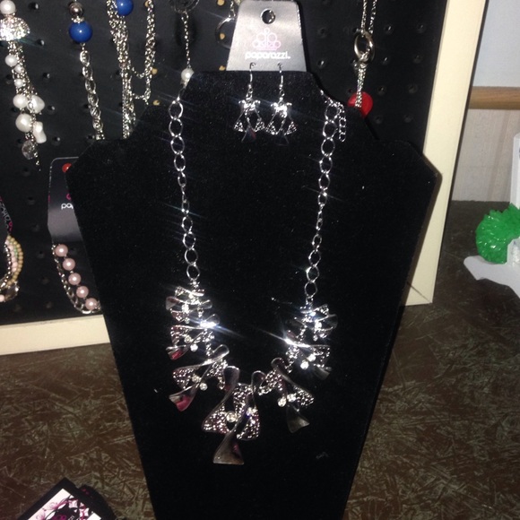 Paparazzi Necklace with matching earrings