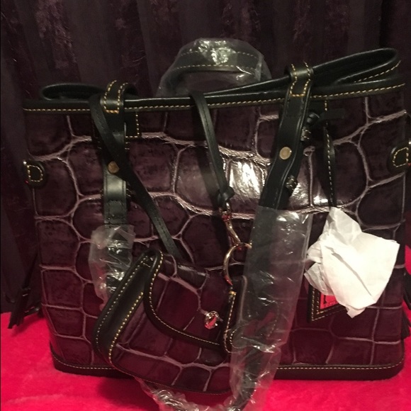 ❗️SOLD❗️Dooney & Bourke embossedleather satchel 😍