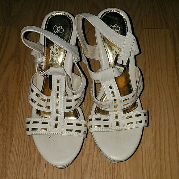 White with a touch of Gold Wedge - Picture 1 of 4