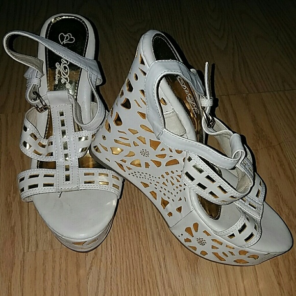 White with a touch of Gold Wedge - Picture 2 of 4