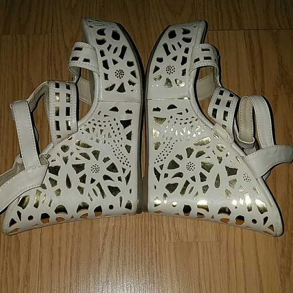 White with a touch of Gold Wedge - Picture 3 of 4