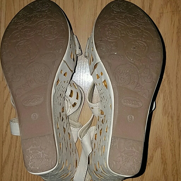 White with a touch of Gold Wedge - Picture 4 of 4