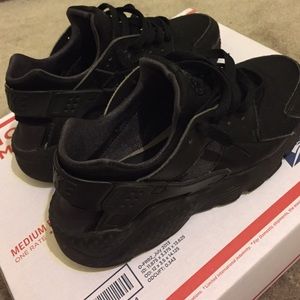 Huaraches (all black)
