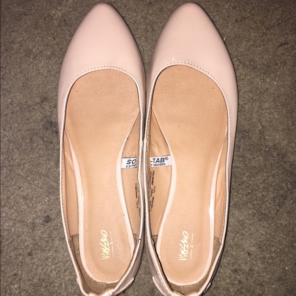 Nude pink pointed flats
