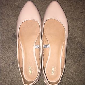 Nude pink pointed flats