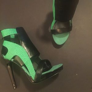 Green and Black Heels Super Cute sz 9 - NEW