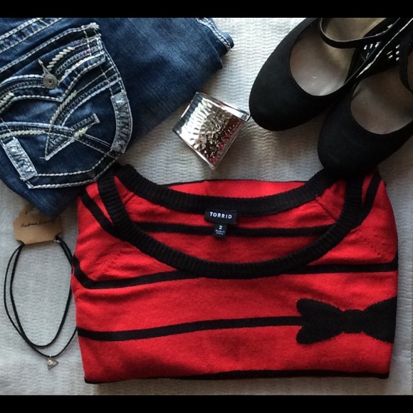 [Plus: 2X] HP Torrid - Red Black Bow Sweater - Picture 2 of 2