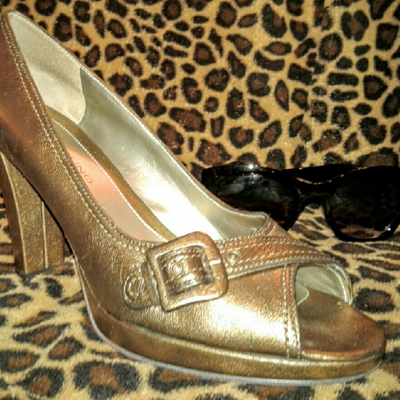 GORGEOUS BANDOLINO GOLD OPEN TOE SHOES EUC