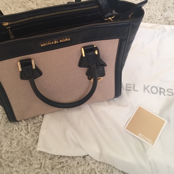 Authentic Michael Kors Handbag! - Picture 2 of 3