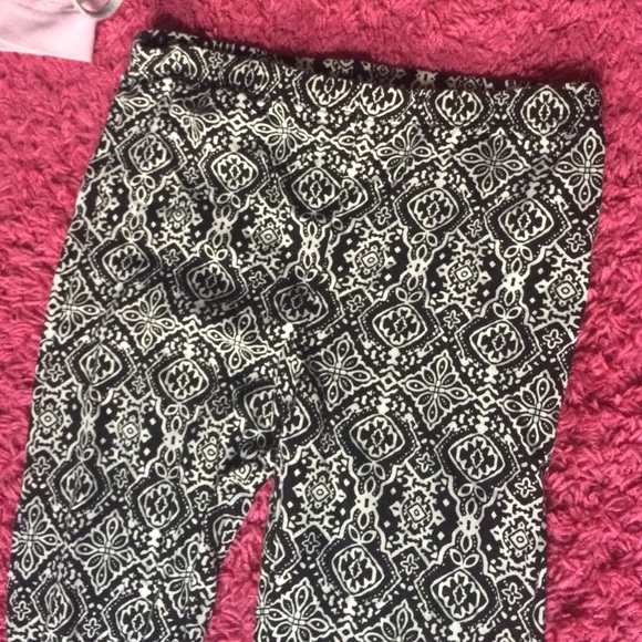Patterned leggings NWOT