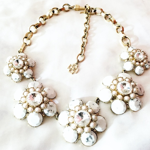 Ann Taylor Jewelry - FINAL PRICE! HP🌷Flower Cluster Statement Necklace