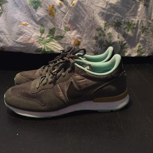 Women's Nike Internationalist Size 11