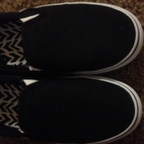 Snug fit shoes. - Picture 3 of 3