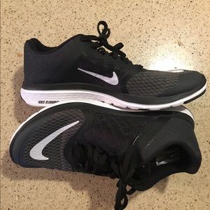 Black Nikes 7.5 - Near perfect condition!