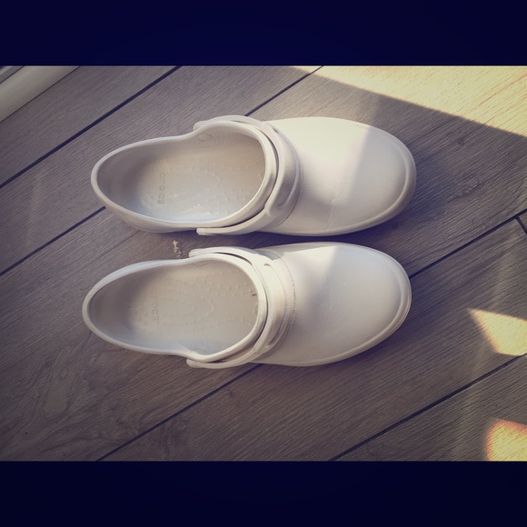 crocs size 7. Nonskid