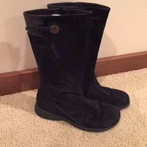 teva black boots