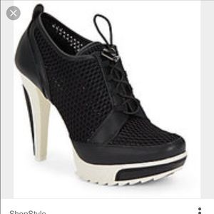 Bcbg Mesh toogle bootie