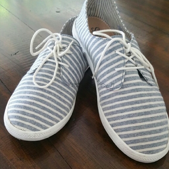 🌻🌻HP🌻Splendid navy and white stripe shoes